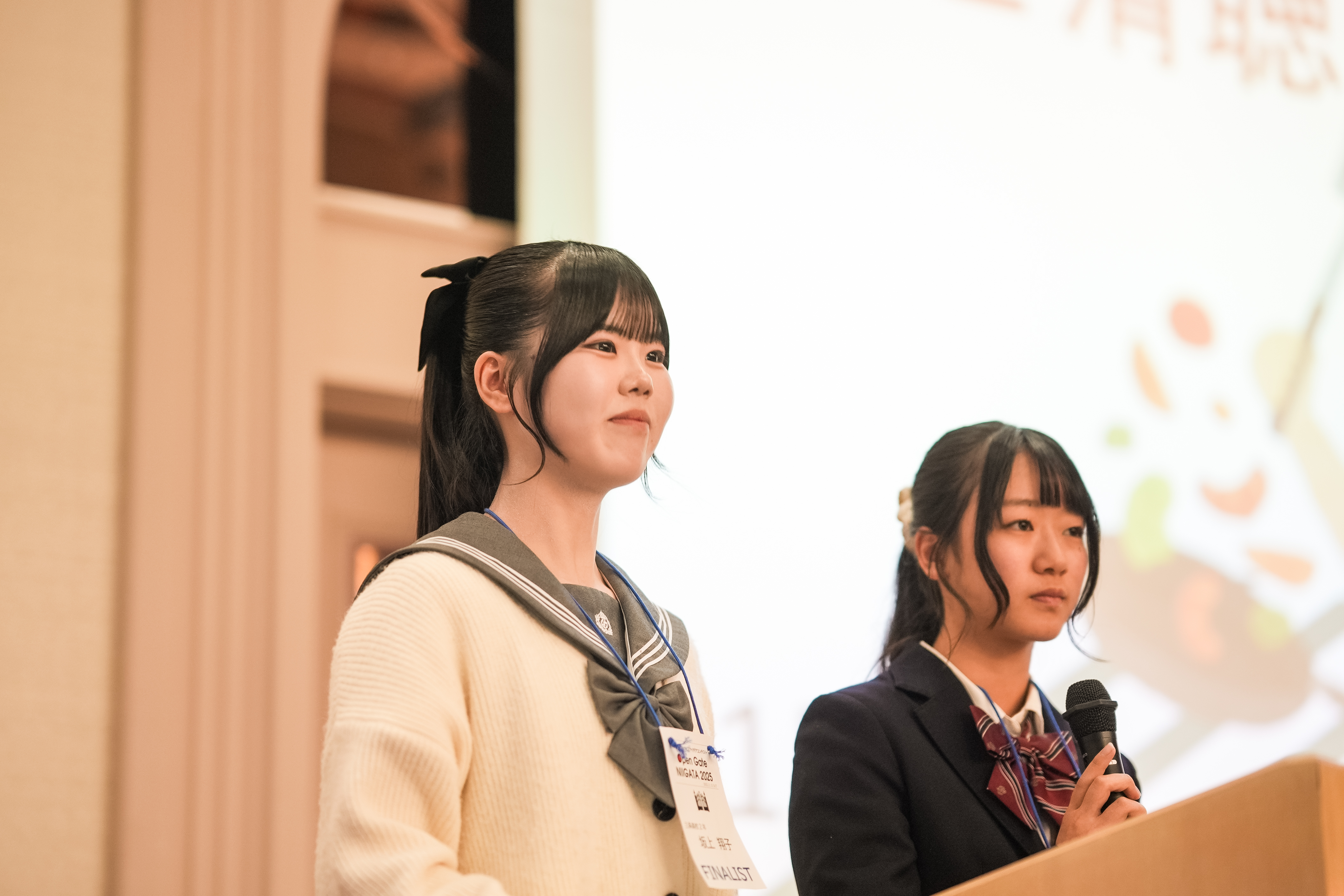 真剣に発表する高校生の出場者
