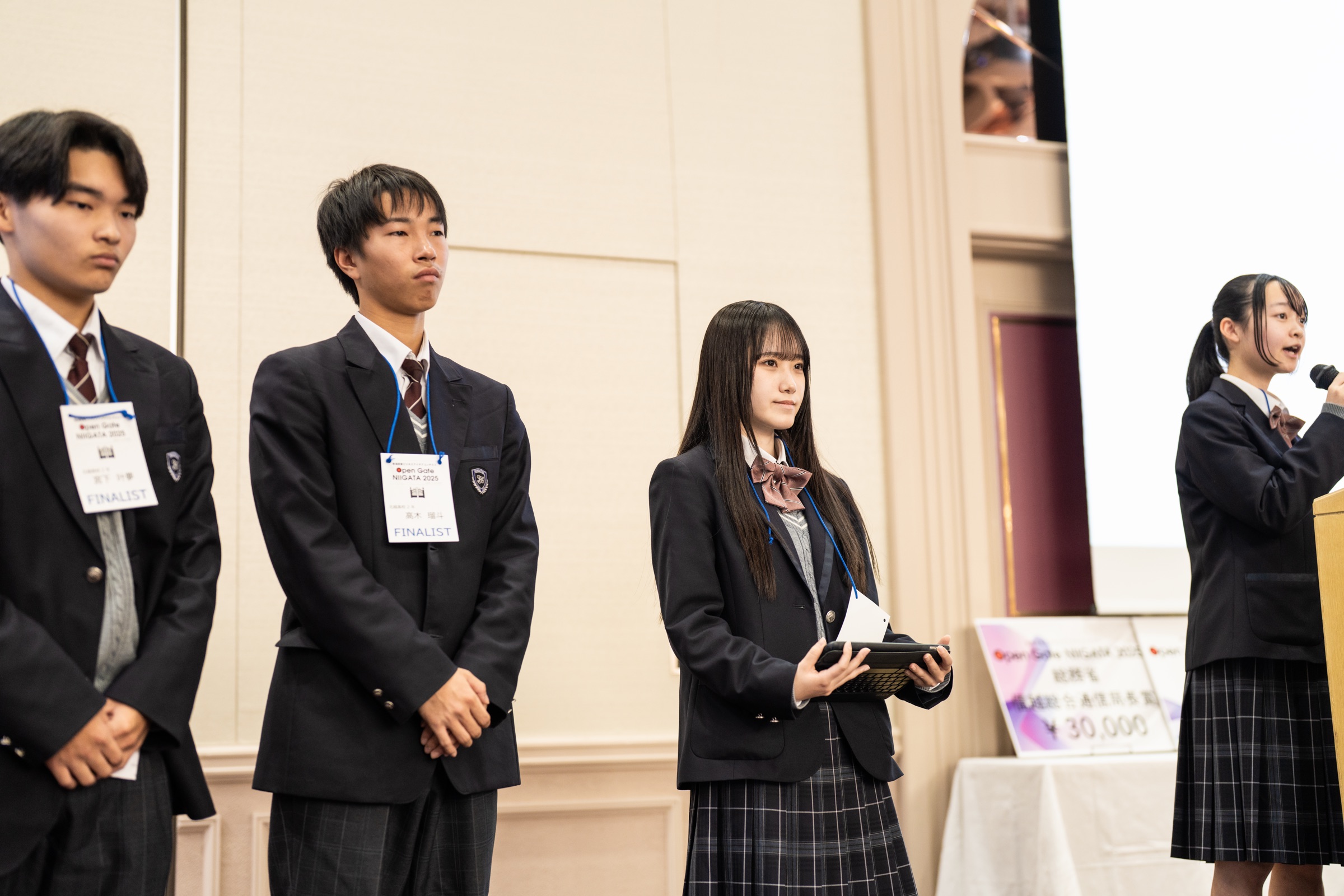 笑顔で登壇する高校生の出場チーム