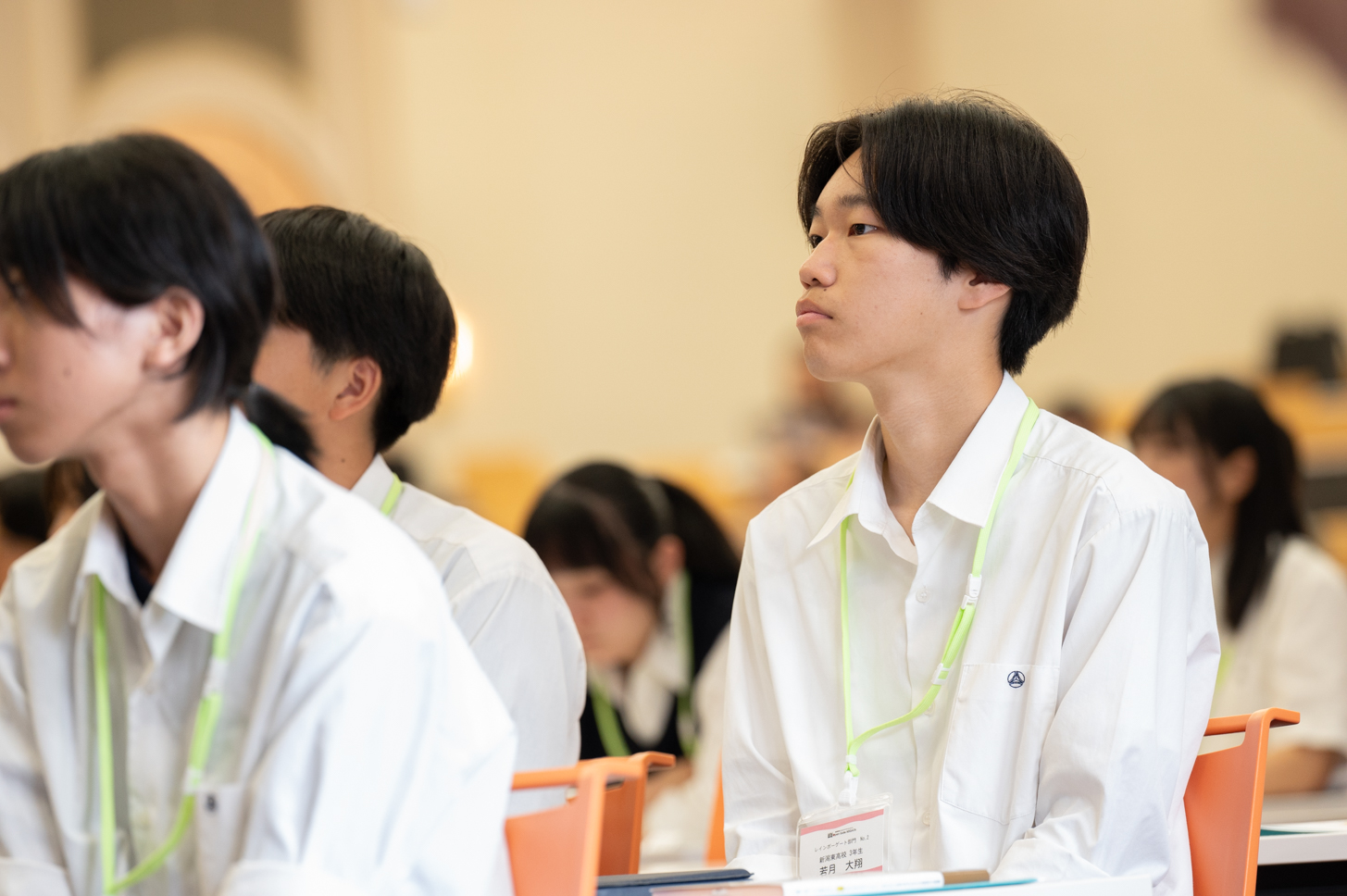 開志ラウンドの会場で交流する出場者