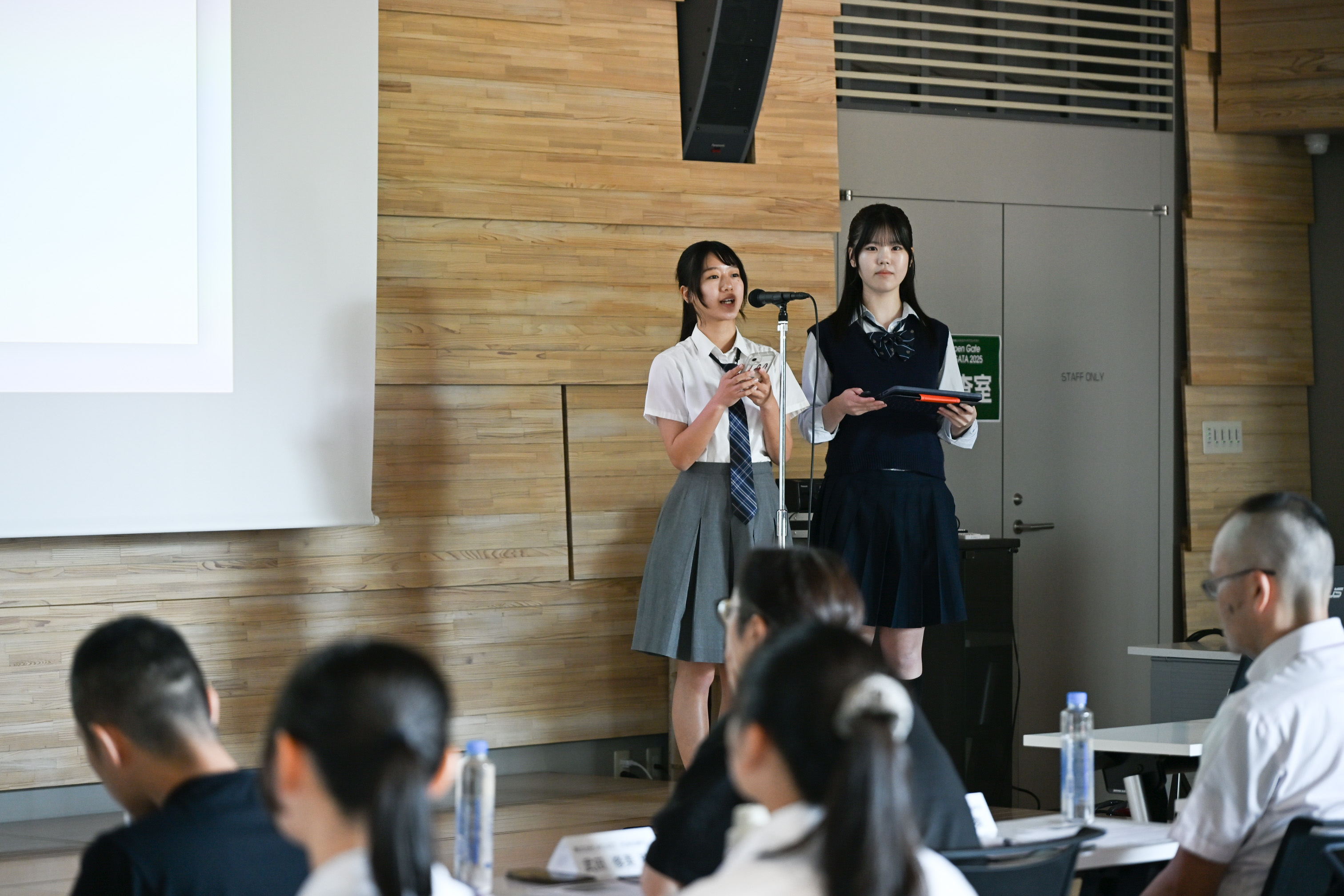 燕三条ラウンドの会場で交流する出場者